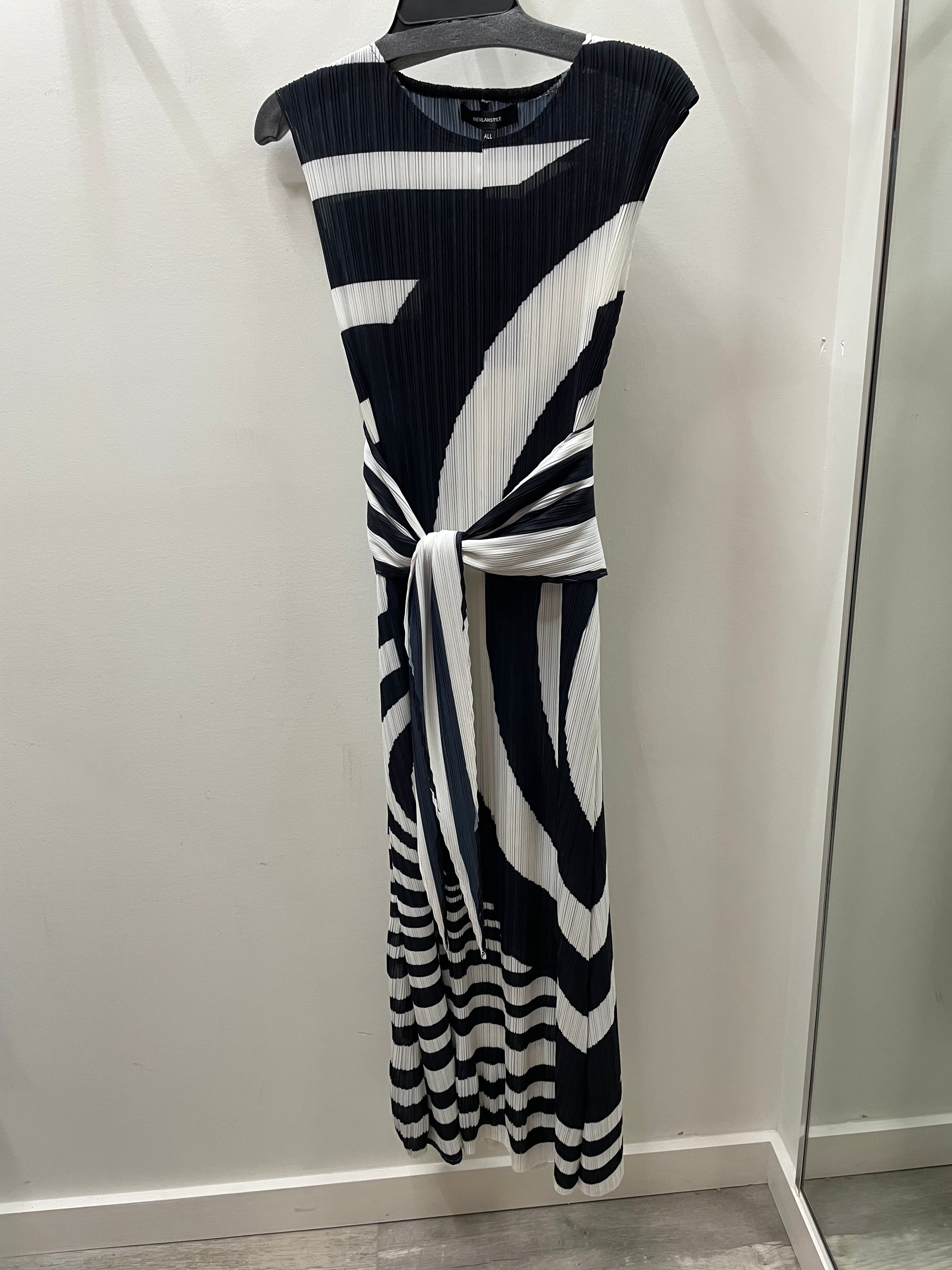 Monochrome Pleat Maxi Dress pm3087