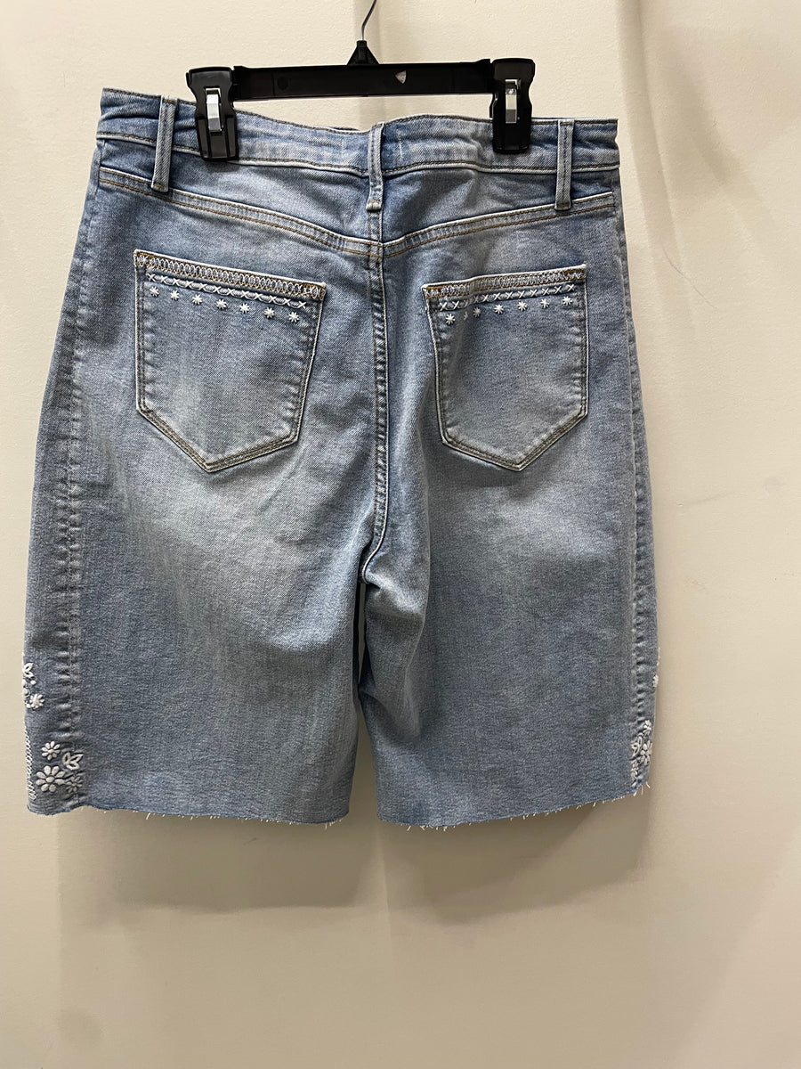 Palmer Barrel Short in Spring Snowflake by Driftwood Jeans