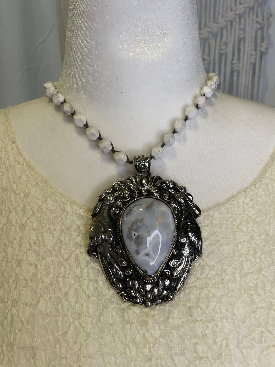 Peacock Lace Fossil Agate Short Necklace