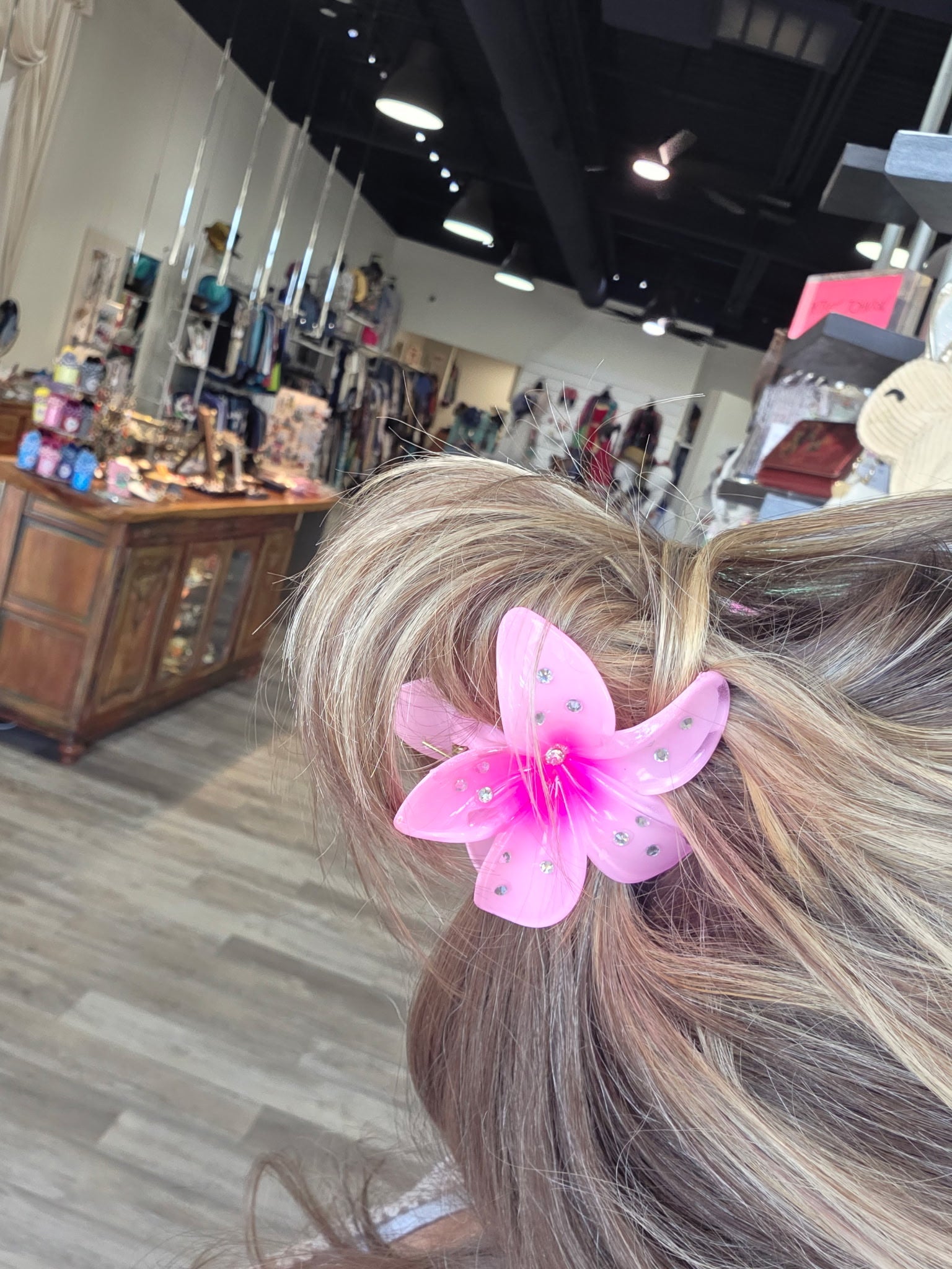 Flower Claw Hairclip with Rhinestone Details Robin Boutique